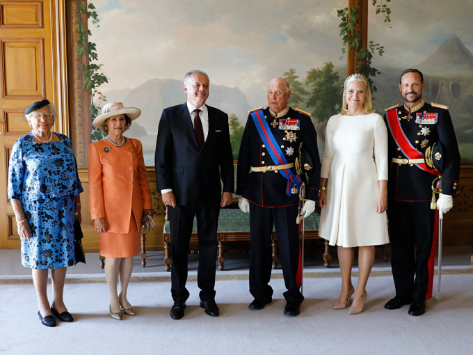 President Andrej Kiska with the King and Queen, Crown Prince and Crown Princess, and Princess Astrid, Mrs Ferner in the Bird Room. Photo: Gorm Kallestad / NTB scanpix. 